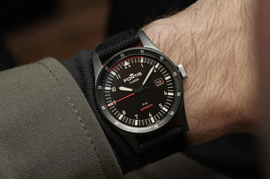 Letecké hodinky Fortis Flieger F-41 Mission Black WERK 7 na zápěstí
