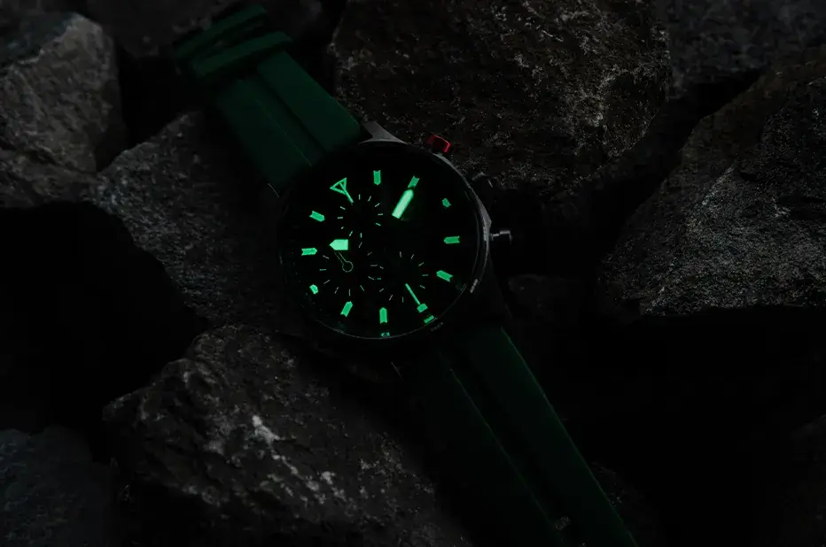 Hodinky Vostok Europe Rysy s podsvícením Super-LumiNova ve tmě, na pozadí skal