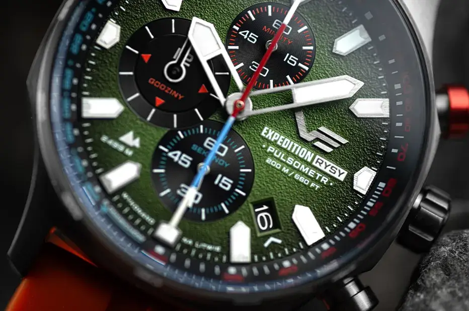 Detail ciferníku hodinek Vostok Europe Expedition Rysy s funkcí pulsoměru, chronografu a dechové stupnice