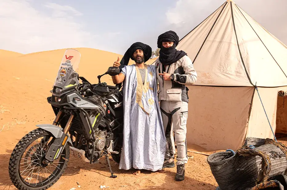 Karolis Mieliauskas s hodinkami Vostok Europe SAHARA, pózující s Tuaregem