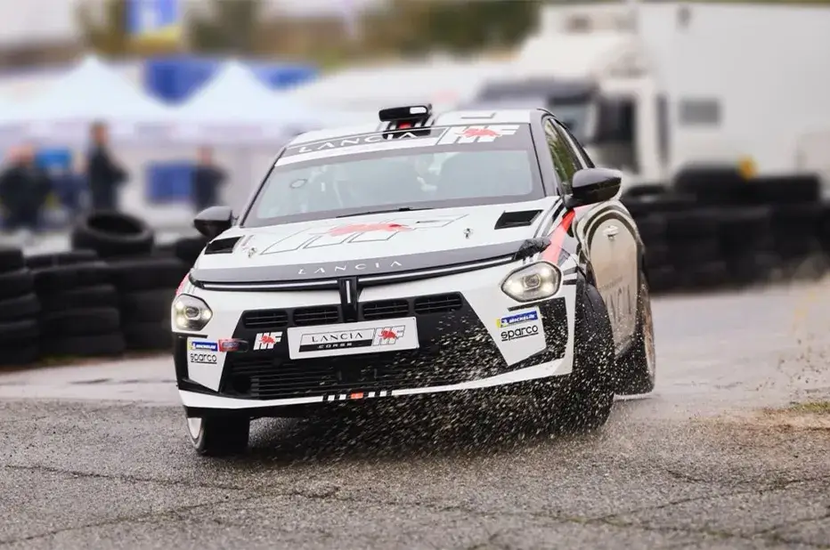 Lancia Ypsilon HF v rallye konfiguraci v zatáčce na testovacím okruhu