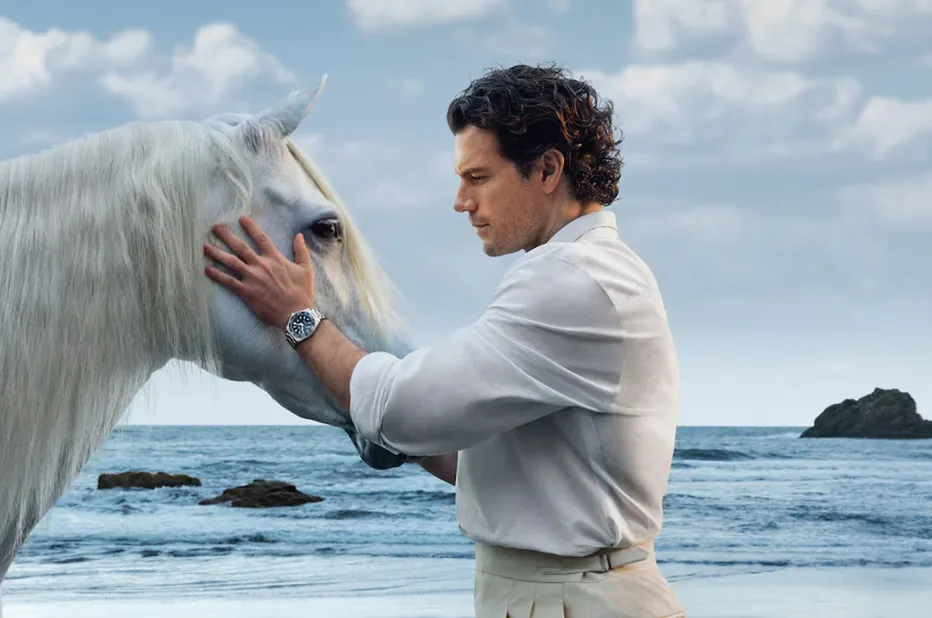 Henry Cavill v kampani Longines HydroConquest hladící bílého koně na Tenerife