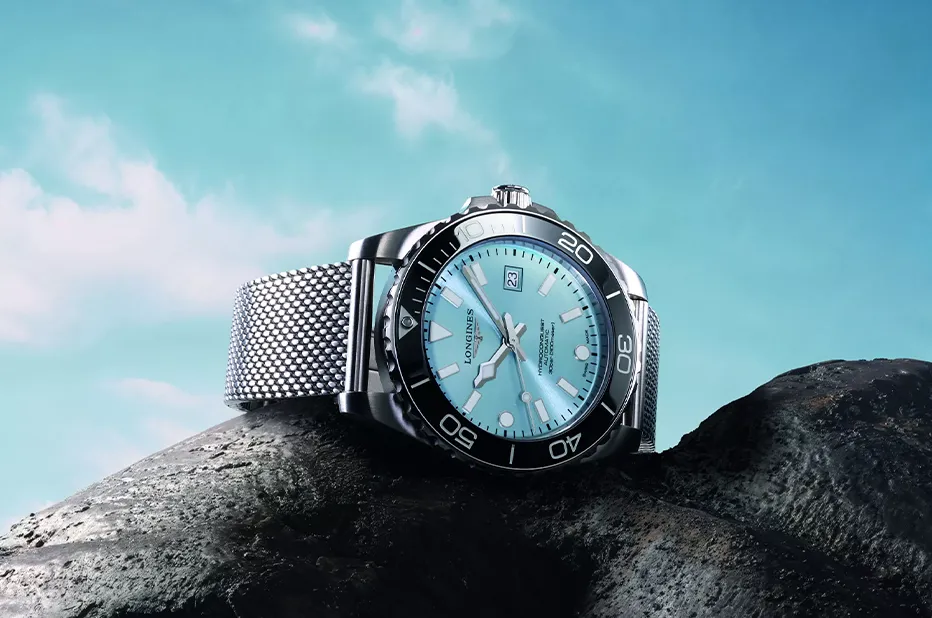 Longines HydroConquest Automatic se světle modrým ciferníkem, černou keramickou lunetou a ocelovým mesh náramkem