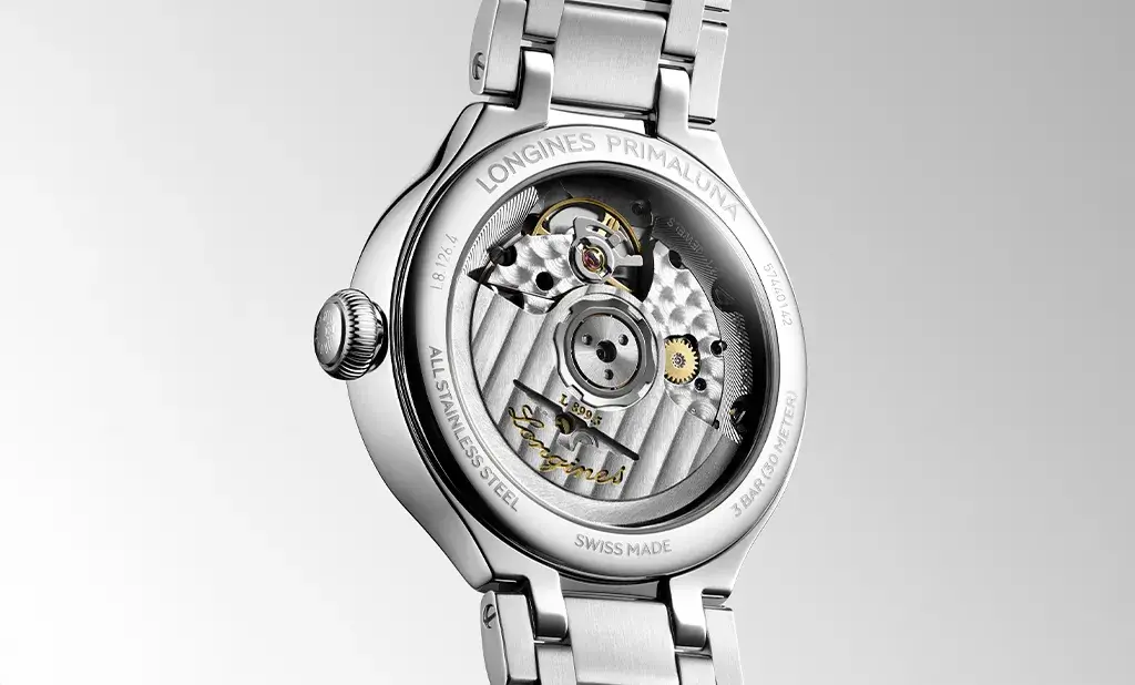 Zadní strana hodinek Longines PrimaLuna Moonphase Automatic s viditelným kalibrem L899.5 a gravírovaným logem Longines