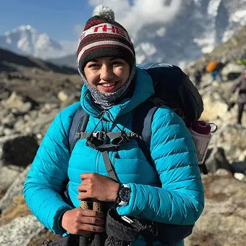 Maleha Khan, cestovatelka a pilotka, s hodinkami Aviator XPRO Dive během expedice pod Everest