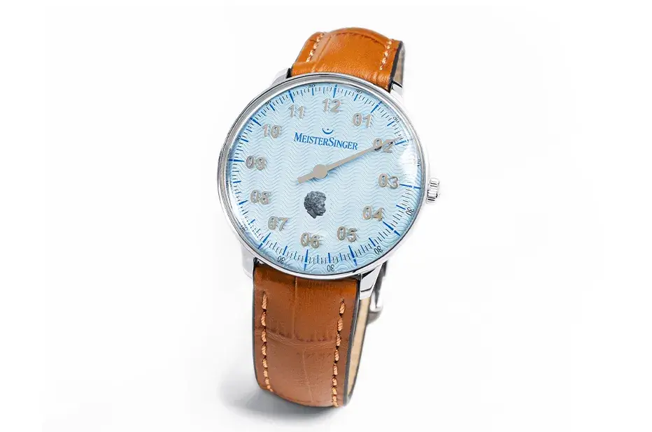 Mechanické dámské hodinky MeisterSinger Johann Strauss Neo – retro design a světle modrý číselník ve stylu 60. let
