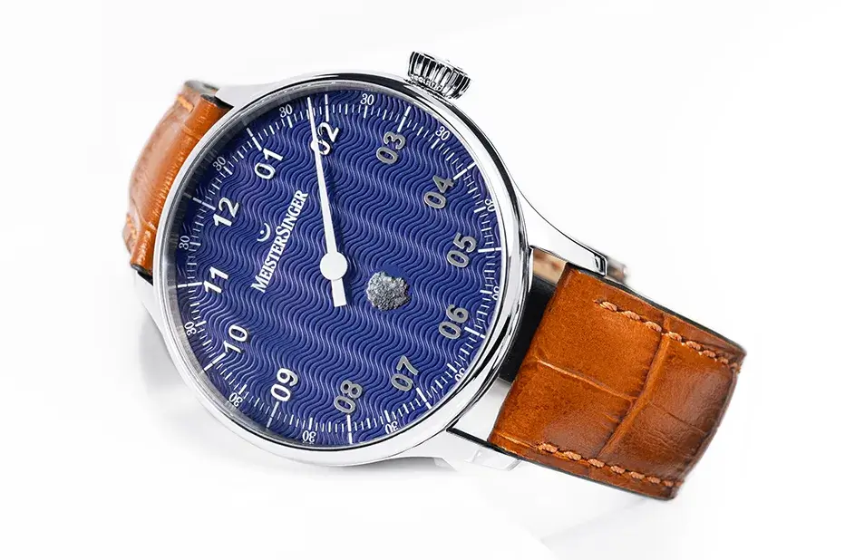 Hodinky MeisterSinger Johann Strauss Pangaea – elegantní tmavě modrý číselník s vlnitým gravírováním inspirovaným Dunajem