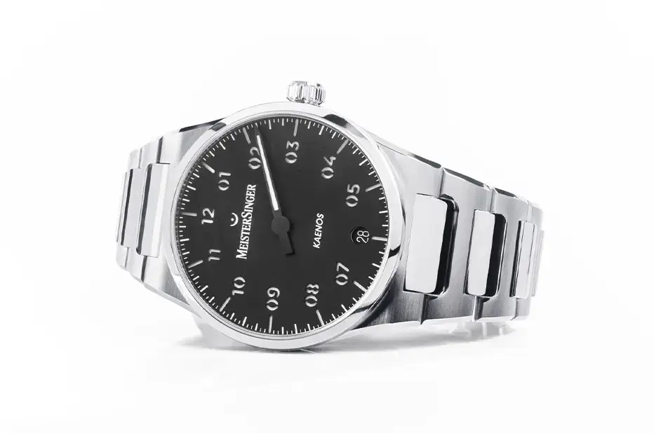 Hodinky MeisterSinger Kaenos KS902 s černým ciferníkem, datovkou na 6. hodině a ocelovým náramkem