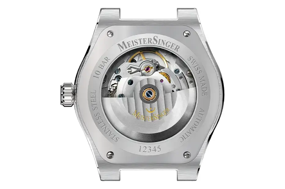 Průhledné dýnko hodinek MeisterSinger Kaenos s viditelným strojkem Sellita SW200 a gravírováním