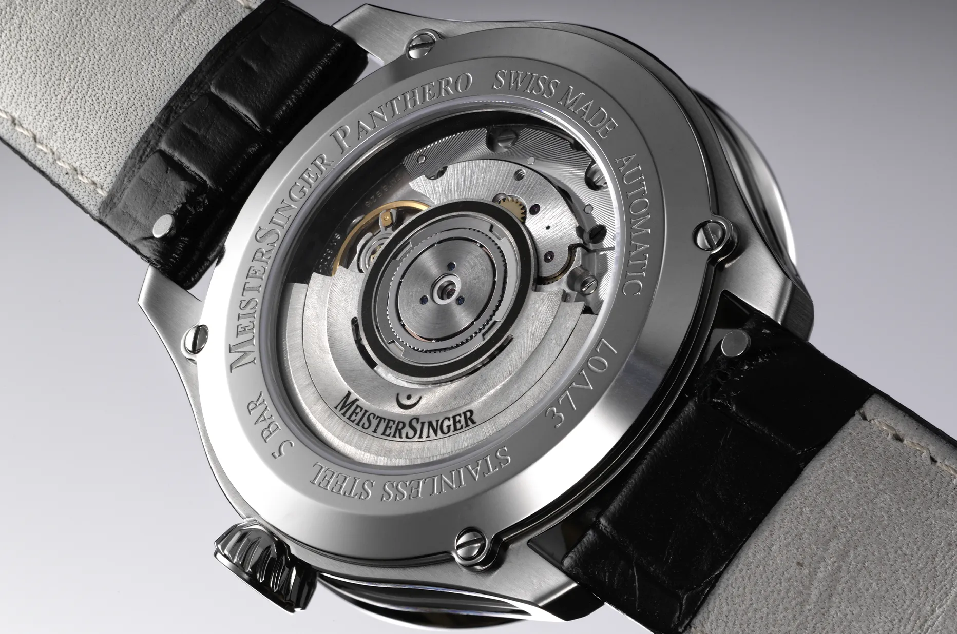 Mechanický strojek MeisterSinger Panthero Jumping Hour viditelný přes průhledné dýnko