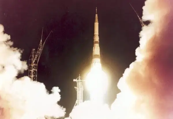 Start supertěžké nosné rakety N1
