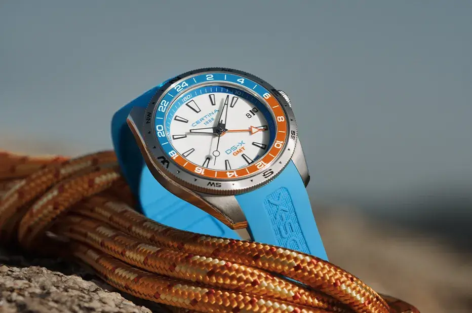 Pánské hodinky Certina DS-X GMT s bílým ciferníkem, kompasem a modrým gumovým řemínkem