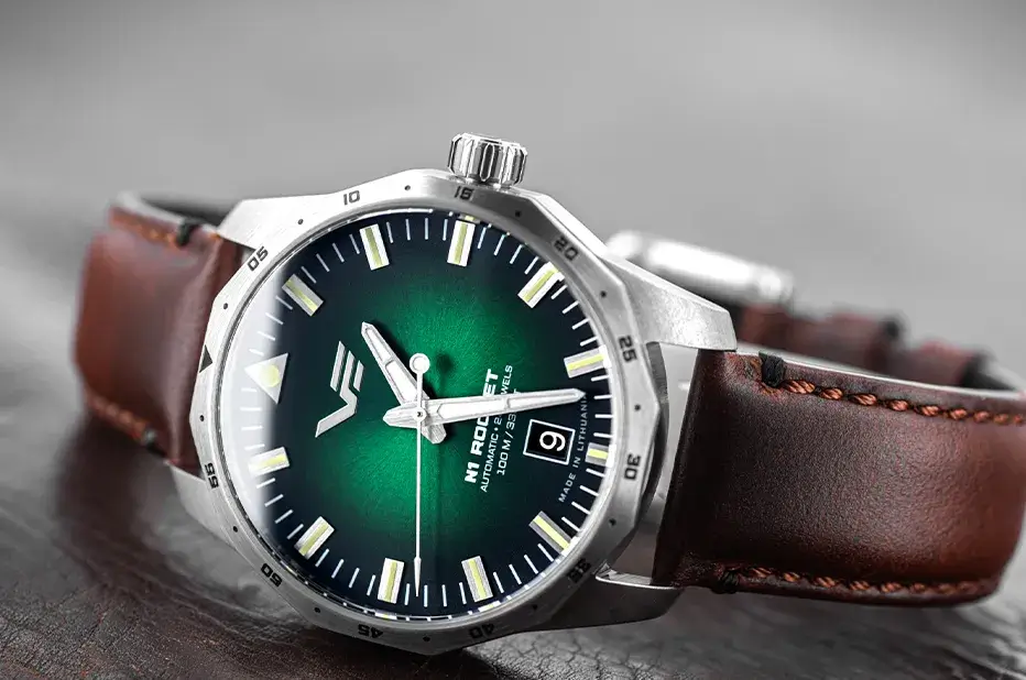 Hodinky Vostok Europe Rocket N1 Compact na hnědém koženém řemínku se zeleným gradientním ciferníkem