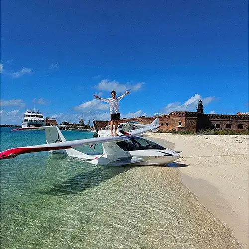 Pilot hydroplánu Santiago Masdeu testuje hodinky Aviator XPRO Dive při práci na pobřeží