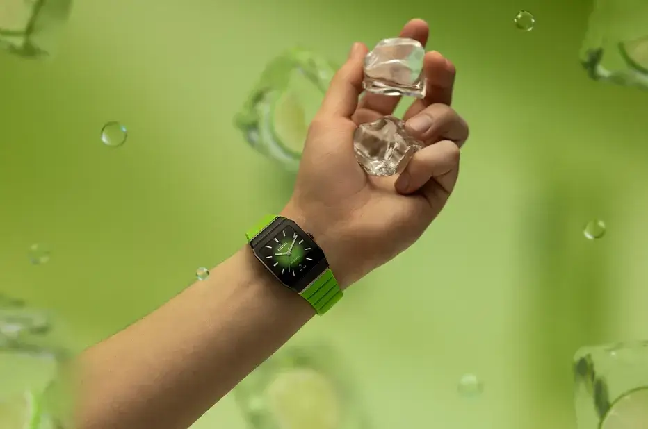 Zelené hodinky Rado Anatom Automatic R10201319 na zápěstí – moderní design s keramickým pouzdrem a limetkovým provedením