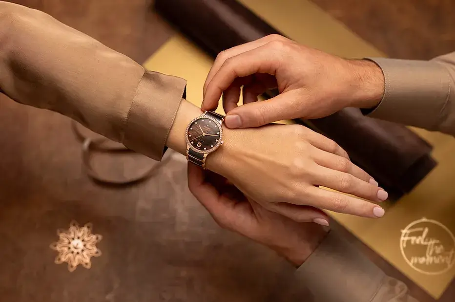 Švýcarské dámské hodinky Rado Centrix Automatic Diamonds s hnědou high-tech keramikou