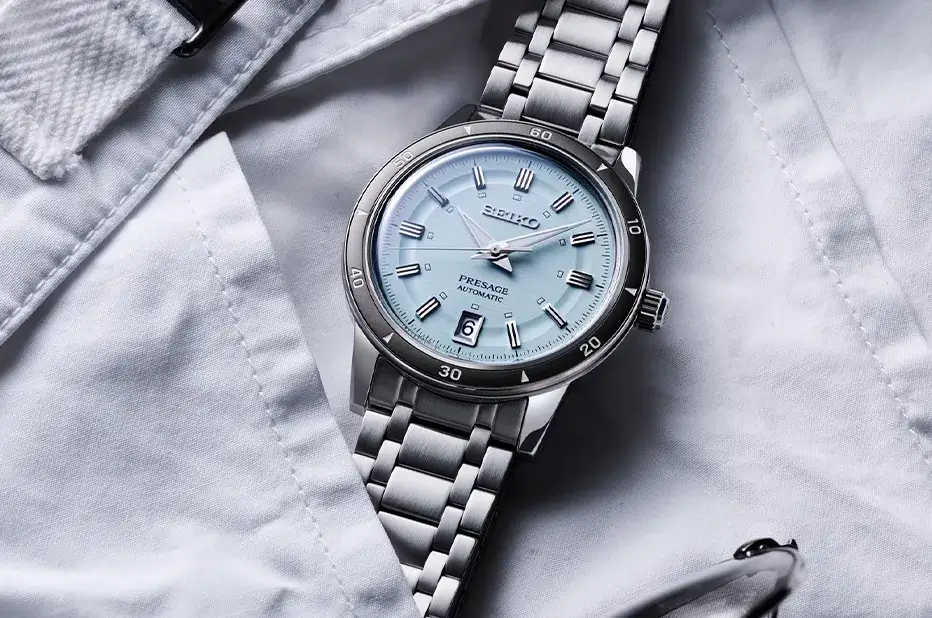 Seiko Presage Style 60’s Automatic se světle modrým ciferníkem a datumovkou v jemné stylizaci