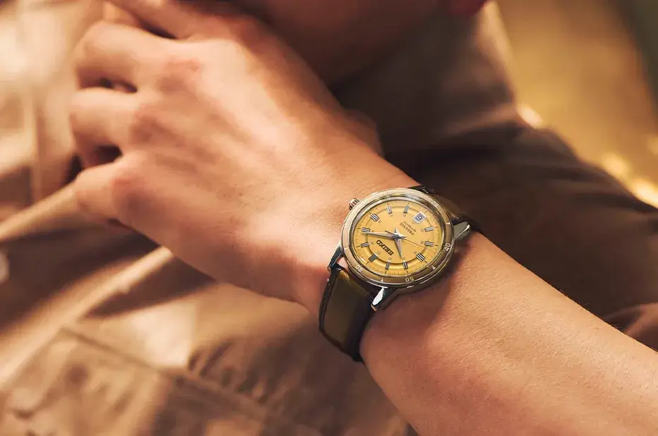 Pánské hodinky Seiko Presage Style 60’s Automatic SRPL75J1 se žlutým retro ciferníkem a hnědým řemínkem