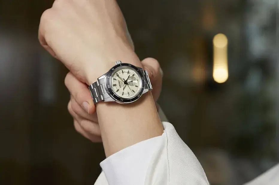 Hodinky Seiko Presage Style 60’s Small Second s krémovým ciferníkem a ukazatelem rezervy chodu