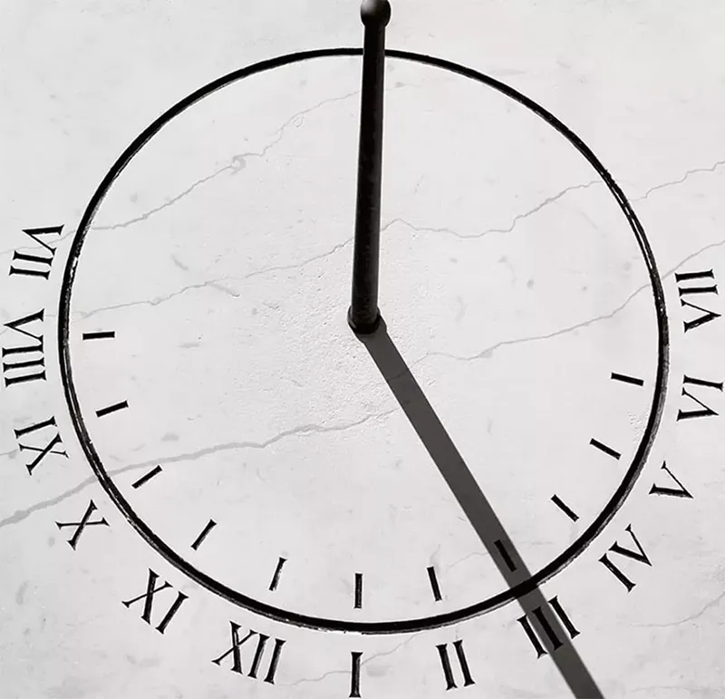 Sluneční hodiny s římskými číslicemi, odrážející filozofii klidného měření času v hodinkách MeisterSinger