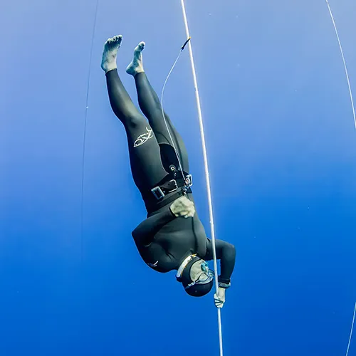 Stavros Kastrinakis, světový rekordman ve freedivingu, testuje hodinky Aviator XPRO Dive pod vodou