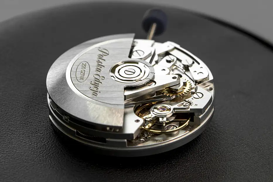 Švýcarský strojek Sellita SW510 s ozdobou Côtes de Genève v hodinkách Aviator
