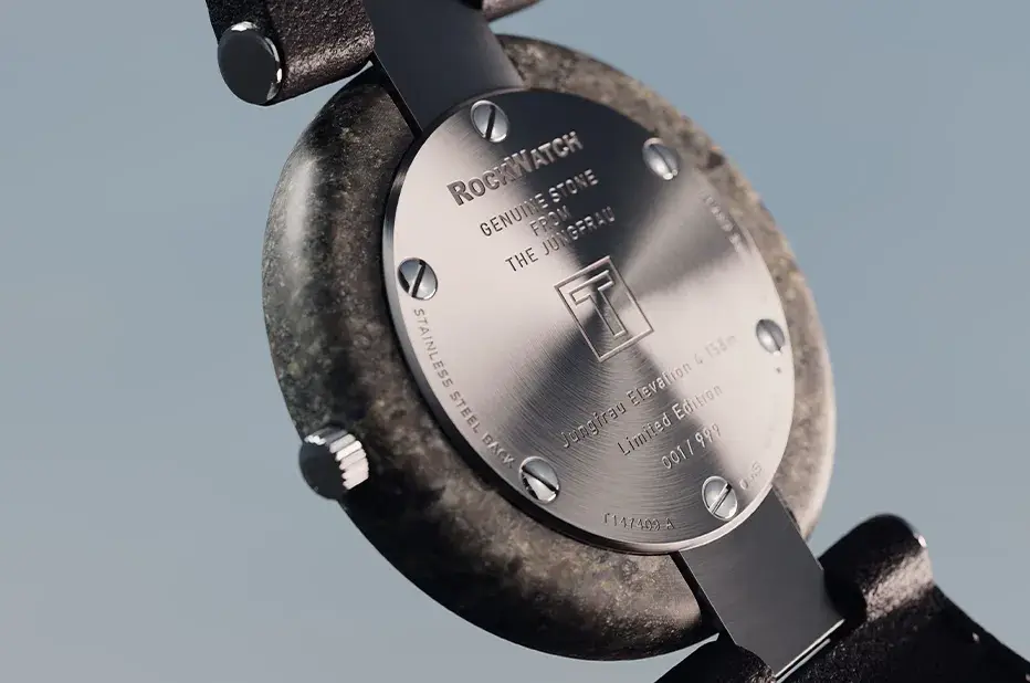 Zadní strana hodinek Tissot RockWatch – ocelové dýnko s číslem limitace a označením Swiss Made