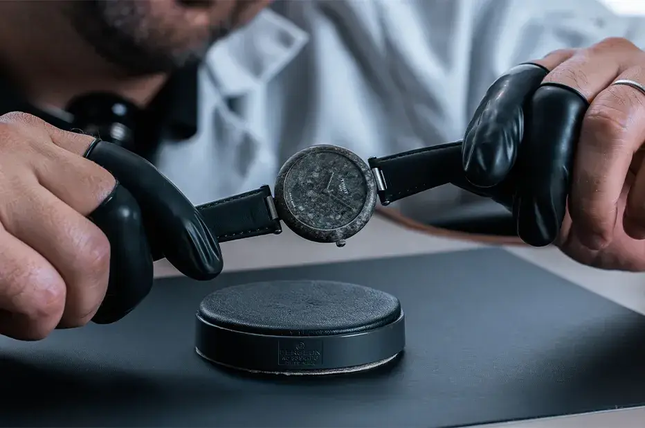 Hodinář Tissot během finální inspekce žulových hodinek RockWatch