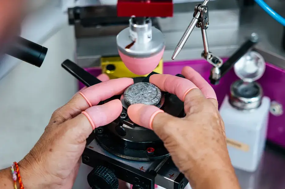 Montáž žulového pouzdra v dílně Tissot – proces tvorby modelu RockWatch