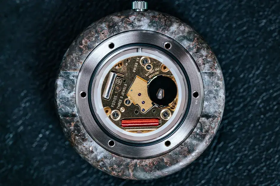 Kvarcový strojek ETA umístěný uvnitř žulového pouzdra hodinek Tissot RockWatch