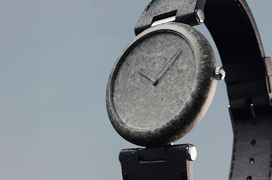 Detailní pohled na žulové hodinky Tissot RockWatch s černým koženým řemínkem