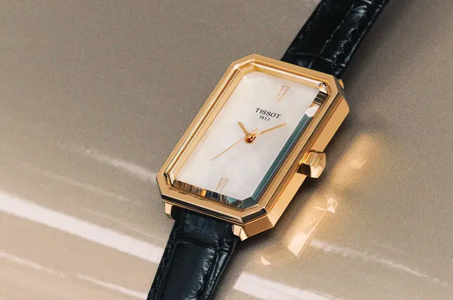Dámské hodinky Tissot SRV T160.110.36.113.00 s obdélníkovým pouzdrem v barvě růžového zlata a ciferníkem z přírodní perleti na černém koženém řemínku