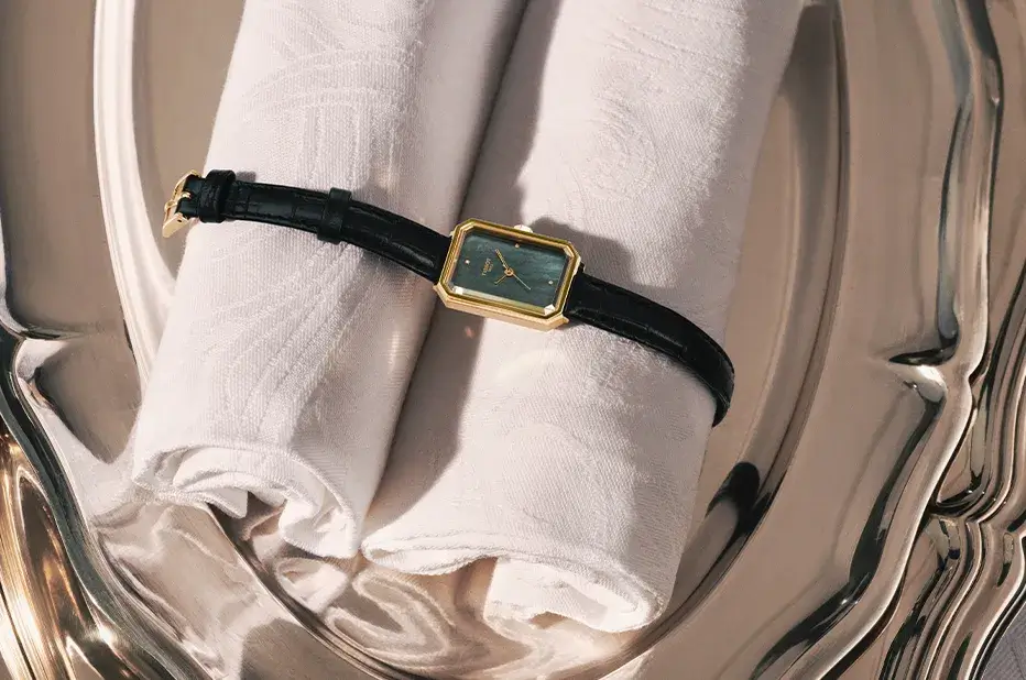 Pozlacené dámské hodinky Tissot SRV T160.110.36.126.00 s černou perletí, černým koženým řemínkem a diamanty Top Wesselton