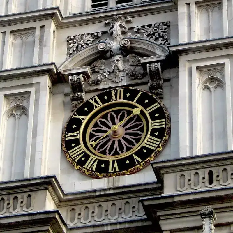 Klasické věžní hodiny s jednou ručkou, symbol tradičního měření času, které inspirovalo hodinky MeisterSinger