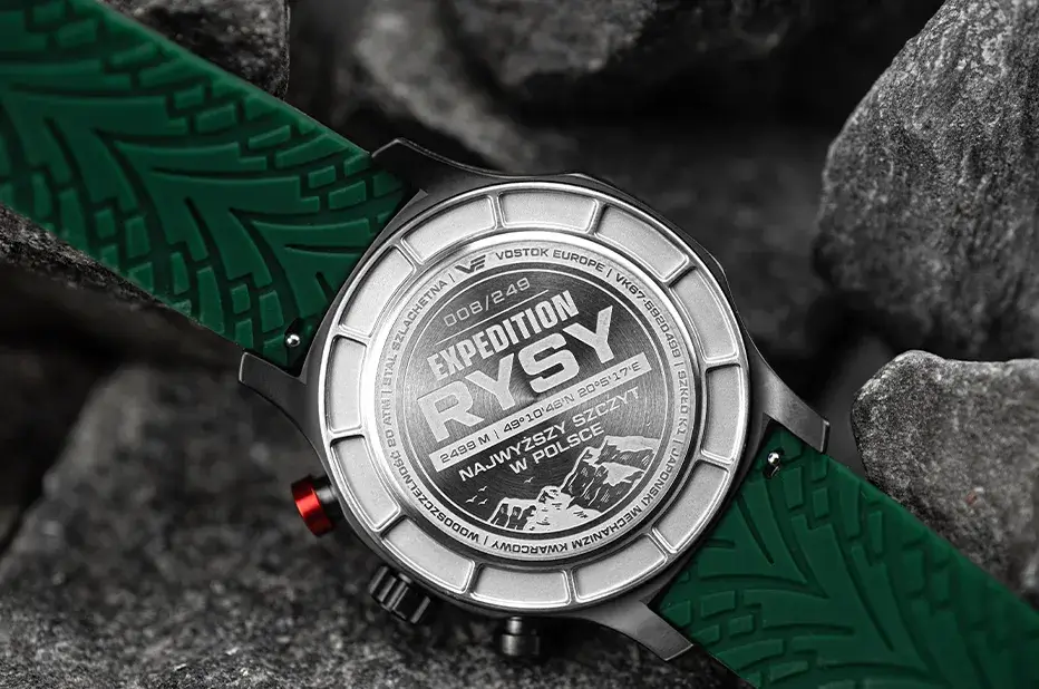Šroubovací dýnko hodinek Vostok Europe Rysy s gravírováním „Rysy – nejvyšší vrchol v Polsku“