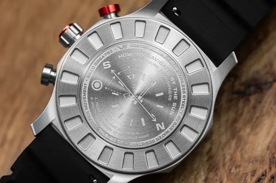 Víčko hodinek Vostok Europe SAHARA s gravírovaným kompasem