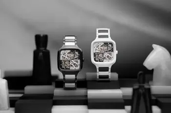 Černo-bílé hodinky Rado True Square Open Heart v limitované edici