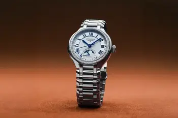 Stříbrné hodinky Longines PrimaLuna Moonphase s modrými římskými číslicemi a ukazatelem fází Měsíce