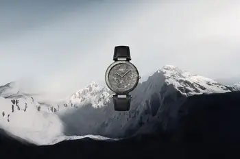 Hodinky Tissot RockWatch z žuly na pozadí zasněžených Alp – model inspirovaný vrcholem Jungfrau